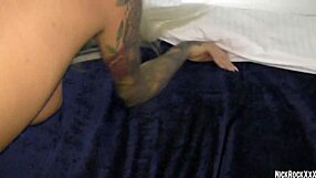 Garota albina enfrenta pau longo e duro