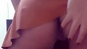 Gostosa With Perfect Ass In Mini Skirt