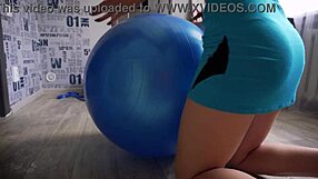 मिल्फ ने स्पोर्ट्स स्कर्ट में फिटनेस बॉल पर टाइट गांड से तड़पाया! वाह!