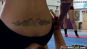 Lesbiene eurobabe goale se luptă și își ling pizdele