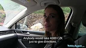 סוכן ציבורי מכה בג'סיקה בייל עם קרימפיי במושב האחורי