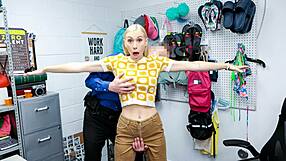 ยามร้านตรวจเปลือยสาวขโมยของ