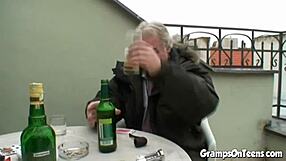 Jeune femme gère la queue de grand-père dans sa fente humide