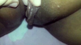 Clito énorme frotté jusqu’à un orgasme extrême en POV gros plan !