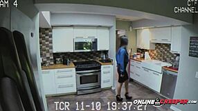 Bruno leagă agentul imobiliar pentru futai în grup dur în filmul complet