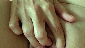 Kotirouva tutkii klitoriskiihotinta kotitekoisessa orgasmissa