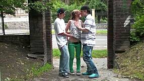 Spændende ung gade-trekant orgie med hot blond pige