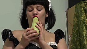 Екстремни вкарвания разтягат анално зейналия задник на похотлива гувернантка в догистайл