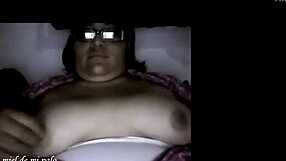 mi amiga itz on webcam chatting casually.