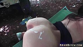 วัยรุ่นจับได้ว่าแม่เลี้ยงอยู่กับเพื่อนสาวในฉากช็อคที่บ้าน สาวๆ เข้าร่วมจัดหนักในชุดยูนิฟอร์ม