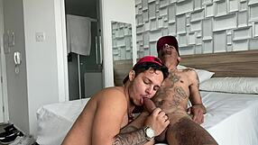 Vi no onibus o cara tatuado com pauzão marcando, cheguei perto e ele ficou duro!