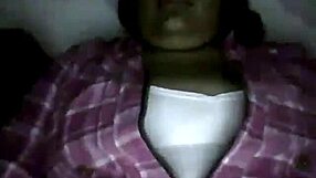 mi amiga itz on webcam chatting casually.