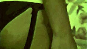 ¿Curioso cómo una polla blanca se encuentra con un coño negro en acción interracial vintage?