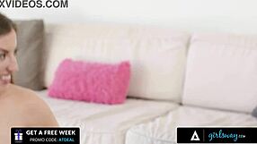 Girlsway - Mona Azar & Charlotte Sins spremenita hetero v lezbično igro