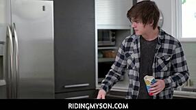 Stemor Penny Barber tar Tyler Cruise på fersken mens han banker deig, så blir hun med