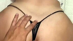 Mama mojega najboljšega prijatelja me zapeljuje z veliko ritjo v doggystyle