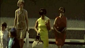 ¿Curioso cómo una polla blanca se encuentra con un coño negro en acción interracial vintage?