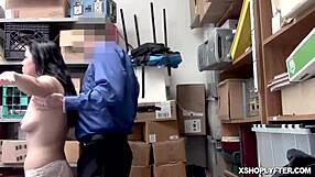 Monica Saige rir den trange fitta si på LP-offiserens kuk! Vill action på kontoret!