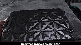 Sexig hora flyttar in med socker-styvpappa för vilda ritter. Hon tar hans kuk i cowgirl-action.