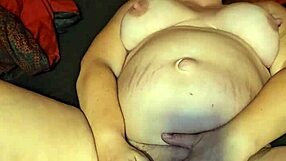 Milf masturbándose grita: ¡Me corro duro con este coño mojado!