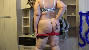 Божићна пуначка милф тресе дупе у двострукој пенетрацији анал-вагиналној игри