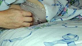 Starý muž prekvapí Keke jazykom v jej oholenej piči a tesnom zadku 👅