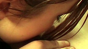 Italiensk babe slikker hårete fitte i lesbisk knullescene