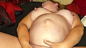 Milf masturbándose grita: ¡Me corro duro con este coño mojado!