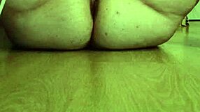 Fat Girl Stretches Anal with Squirting Dildo - What a Mess!