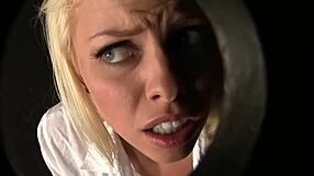 Szőke Brittney Amber nagy faszt szop a gloryhole-on keresztül