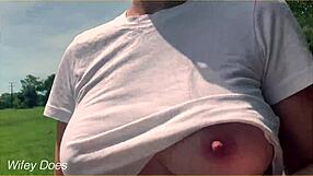 Milf se odváží běžet bez podprsenky a ukazovat velká prsa na veřejnosti