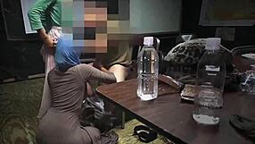 Y sluipt de basis in voor riskante petieterige tiener actie