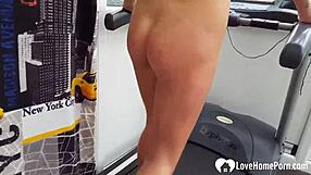 Horká blond nevlastní sestra se ukazuje nahá v posilovně s tetováním a prstěním