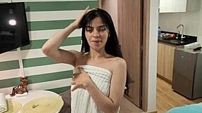 漂亮拉丁妹在淋浴间被朋友老公猛干