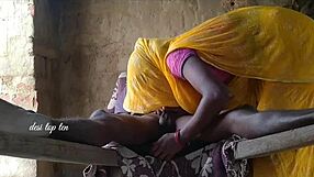 देसी इंडियन पत्नी और पति ने पीली साड़ी में जोरदार चुदाई की