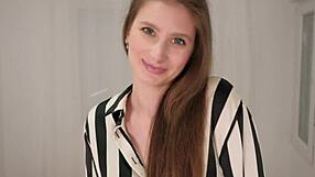 Консултант показва как да чукаш куклата с голям кур и дупе