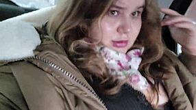 Kövér cukis csaj játszik nedves puncival taxiban