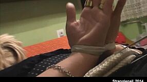 女孩被紧紧捆绑成猪仔姿势手掌暴露