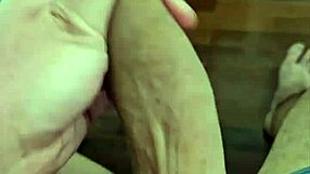 Novinho with a Grande Penis Teases the Neighbors