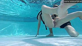 สาวมังงะโดนนิ้วและอมควยใหญ่ในห้องอาบน้ำ