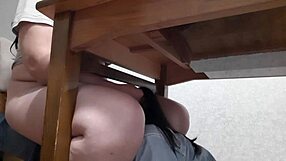 Sihteeri nuolee pilluani toimistopöydän alla salaisessa lesbo leikissä