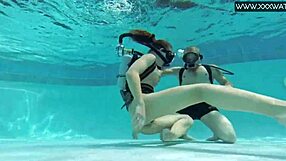 สาวมังงะโดนนิ้วและอมควยใหญ่ในห้องอาบน้ำ