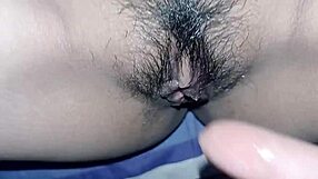 मेरी हॉट बेब ने टीवी देखते हुए अपनी गीली चूत से खेलने दिया