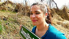 Јавна шетња са спермом претвара се у дивљу срамоту са спермом на лицу за курвасту домаћицу.