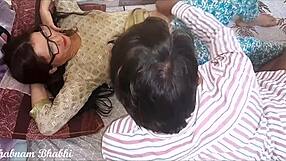 Desi bhabhi manda ver com o amigo do marido em áudio sujo em Hindi caseiro