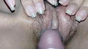 Моята тийн мацка ме оставя да си играя с мократа й путка пред телевизора