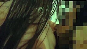 Me paseo en toalla y follamos duro