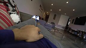 Horúca mamka dáva nevlastnému synovi zmyselnú masáž vedúcu k análu