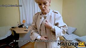 성숙한 보험 에이전트, 이 잘생긴 남자와 좀 놀고 싶어?