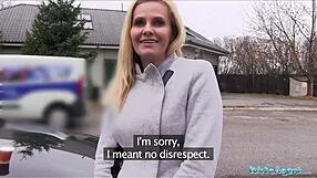 Desperat MILF Black Canary knuller for jobb i offentligheten